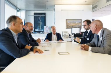 El consejero de Industria, Eduardo Arasti, recibe al presidente del CID, Manuel Vila, y al director, Alfonso Bourgon. (Foto: Raúl Lucio)