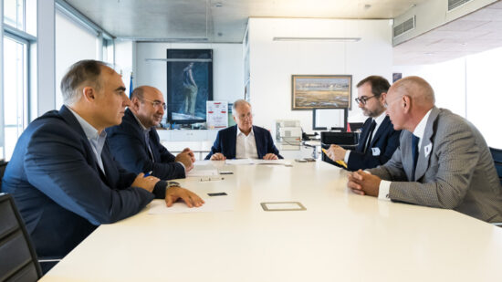 El consejero de Industria, Eduardo Arasti, recibe al presidente del CID, Manuel Vila, y al director, Alfonso Bourgon. (Foto: Raúl Lucio)