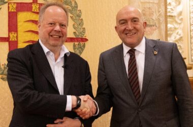 El alcalde de Valladolid, Jesús Julio Carnero, y el presidente de INOBAT, Andy Palmer