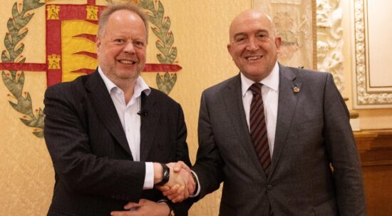 El alcalde de Valladolid, Jesús Julio Carnero, y el presidente de INOBAT, Andy Palmer