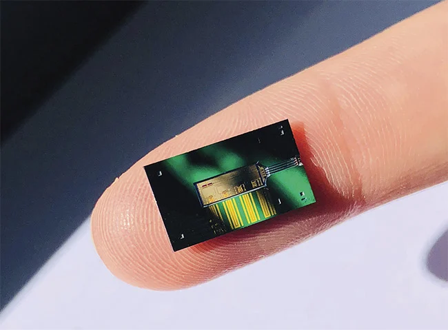 dimensiones y prototipo de chip fotónico