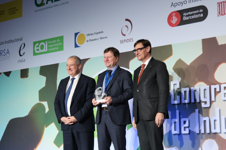 De izquierda a derecha: Jordi Hereu, ministro de Industria, Enrique López Argiz, CEO de Industrias Lácteas Monteverde, y Salvador Illa, presidente de la Generalitat, durante los Premios Nacionales de Industria Conectada 4.0