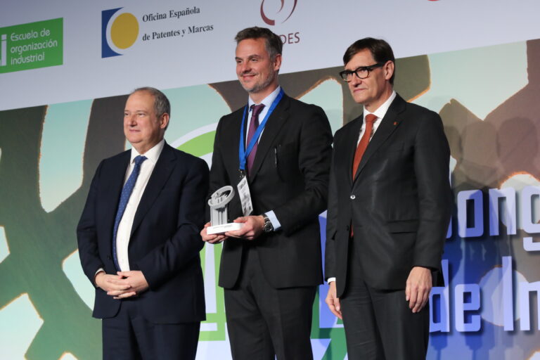 De izquierda a derecha: Jordi Hereu, ministro de Industria, Álvaro de la Haz de Lara, vicepresidente ejecutivo de la compañía Consentino, durante los Premios Nacionales de Industria Conectada 4.0