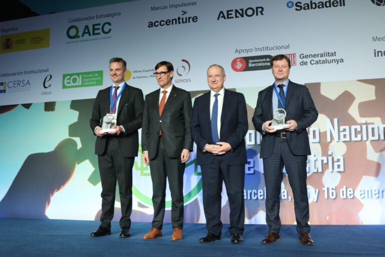De izquierda a derecha: Álvaro de la Haz de Lara, vicepresidente ejecutivo de la compañía Consentino, Salvador Illa, presidente de la Generalitat, Jordi Hereu, ministro de Industria y Enrique López Argiz, CEO de Industrias Lácteas Monteverde durante los Premios Nacionales de Industria Conectada 4.0