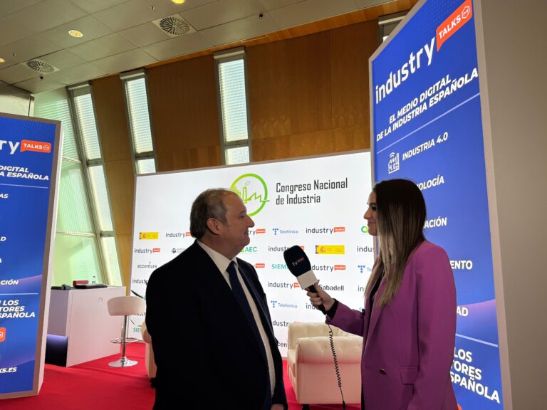 Jordi Hereu, ministro de Industria, durante la entrevista realizada por la periodista de industryTALKS Gema García