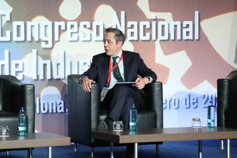 José Bayón, director general de la EOI, mientras modera una mesa en el Congreso