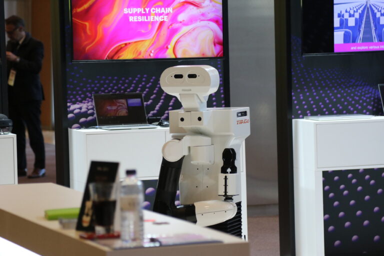 Un cobot durante el Congreso Nacional de Industria