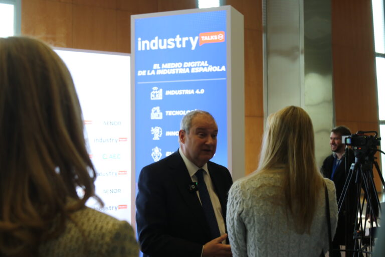 Jordi Hereu, ministro de Industria delante del stand de IndustryTALKS