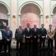 Presentación CEIMS: Juan Ignacio López-Escobar; decano del Colegio de Ingenieros de Minas del Sur; Jesús Portillo, director general de Minas de la Junta de Andalucía; Francisco Herrero, presidente de la Cámara de Comercio de Sevilla; Jorge Paradela, consejero de Industria, Energía y Minas de la Junta de Andalucía; Enrique Delgado, presidente de Aminer; Álvaro Pimentel, segundo teniente de alcalde y delegado de Cartuja, Parques innovadores, Movilidad, Economía y Comercio del Ayuntamiento de Sevilla; Cristóbal Sánchez, viceconsejero de Industria, Energía y Minas de la Junta de Andalucía y Estefanía Delgado, gerente ejecutiva de Aminer.