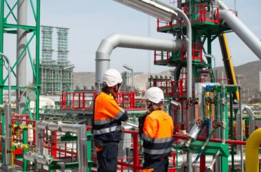 Empleados de Repsol en su planta de combustibles renovables en Cartagena (Murcia). Firma: Repsol