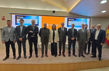 Foto de 'familia' del acto de presentación del manifiesto de patronales y sindicatos reclamando una Ley de Industria. Firma: Industry Talks