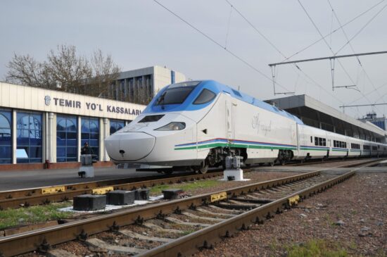 Modelo Afrosiyob (un Talgo 250), operado por la compañía estatal de Uzbekistán (UTY). Firma: Talgo