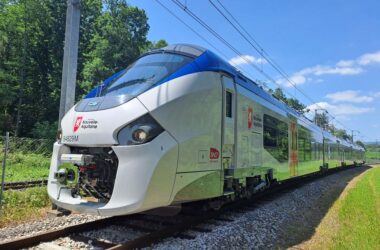 Tren de CAF en la línea regional de la Société Nationale des Chemins de fer Français (SNCF), en Francia. Firma: CAF