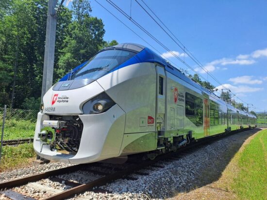 Tren de CAF en la línea regional de la Société Nationale des Chemins de fer Français (SNCF), en Francia. Firma: CAF