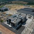 Nuevo Campus Hipra en Aiguaviva (Girona), un complejo biomédico de 114.000 metros cuadrados que cuenta con una inversión proyectada de 550 millones de euros destinada a duplicar la producción de vacunas de la multinacional catalana. Firma: Hipra