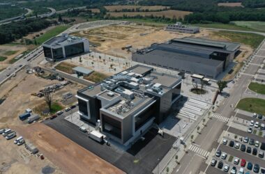 Nuevo Campus Hipra en Aiguaviva (Girona), un complejo biomédico de 114.000 metros cuadrados que cuenta con una inversión proyectada de 550 millones de euros destinada a duplicar la producción de vacunas de la multinacional catalana. Firma: Hipra