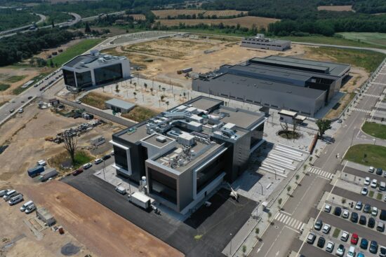 Nuevo Campus Hipra en Aiguaviva (Girona), un complejo biomédico de 114.000 metros cuadrados que cuenta con una inversión proyectada de 550 millones de euros destinada a duplicar la producción de vacunas de la multinacional catalana. Firma: Hipra