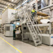 Línea de acabado en la planta de Terranova Papers del grupo Miquel y Costas, en La Pobla de Claramunt (Barcelona), equipada con una bobinadora automatizada de la serie Dreel fabricada por la ingeniería vasca Pasaban. Firma: Miquel y Costas