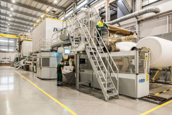 Línea de acabado en la planta de Terranova Papers del grupo Miquel y Costas, en La Pobla de Claramunt (Barcelona), equipada con una bobinadora automatizada de la serie Dreel fabricada por la ingeniería vasca Pasaban. Firma: Miquel y Costas