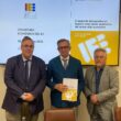 Gregorio Izquierdo, director general del Instituto de Estudios Económicos (IEE), a la izquierda; Íñigo Fernández de Mesa, presidente, en el centro; y Adrián González, director de estudios. Firma: IEE