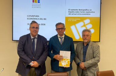 Gregorio Izquierdo, director general del Instituto de Estudios Económicos (IEE), a la izquierda; Íñigo Fernández de Mesa, presidente, en el centro; y Adrián González, director de estudios. Firma: IEE