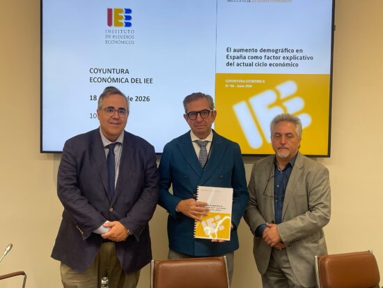 Gregorio Izquierdo, director general del Instituto de Estudios Económicos (IEE), a la izquierda; Íñigo Fernández de Mesa, presidente, en el centro; y Adrián González, director de estudios. Firma: IEE