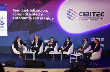 Mesa redonda sobre la 'Industria de la automoción'. Desde la izda.: José López-Tafall, director general de la Asociación Española de Fabricantes de Automóviles y Camiones (Anfac); Antonio González, director de relaciones institucionales de Stellantis Iberia; Edgar Costa, head of legal & GRC de PowerCo (Grupo Volkswagen); Alejandro Oliva, director de desarrollo de negocio (refino, química y nuevos negocios bajos en carbono) de Repsol; Íñigo Trasmonte, head of marketing & PR de BYD Spain; y Víctor Sánchez, ingeniero de proyecto y responsable de ventas técnicas de Bosch Manufacturing Solutions Spain (BMG). Firma: Industry Talks