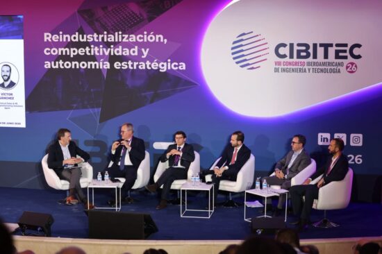 Mesa redonda sobre la 'Industria de la automoción'. Desde la izda.: José López-Tafall, director general de la Asociación Española de Fabricantes de Automóviles y Camiones (Anfac); Antonio González, director de relaciones institucionales de Stellantis Iberia; Edgar Costa, head of legal & GRC de PowerCo (Grupo Volkswagen); Alejandro Oliva, director de desarrollo de negocio (refino, química y nuevos negocios bajos en carbono) de Repsol; Íñigo Trasmonte, head of marketing & PR de BYD Spain; y Víctor Sánchez, ingeniero de proyecto y responsable de ventas técnicas de Bosch Manufacturing Solutions Spain (BMG). Firma: Industry Talks