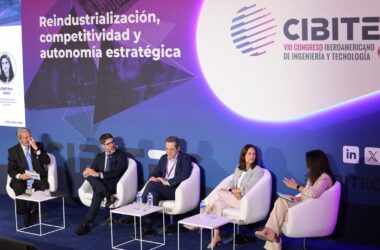 Mesa redonda 'Industria de defensa y seguridad' en Cibitec26. Desde la izda.: Cristina Abad, 'chief strategy and sustainability officer' de Navantia; Belén García, 'vicepresident engineering director' de Airbus Helicopters; José Bayón, director de relaciones institucionales de GDELS Santa Bárbara Sistemas; Manuel Escalante, 'chief technology officer' (CTO) de Indra Group; y Fabián Torres, decano del Colegio Oficial de Ingenieros Industriales de Madrid (Coiim). Firma: Industry Talks