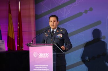 Teniente general Miguel Ivorra, director general de estrategia e innovación de la industria de defensa del Ministerio de Defensa, durante su conferencia en Cibitec26. Firma: Industry Talks