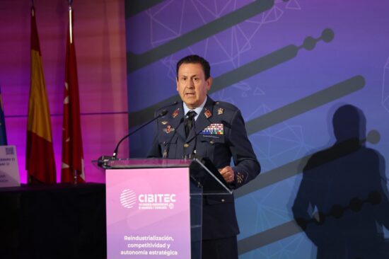 Teniente general Miguel Ivorra, director general de estrategia e innovación de la industria de defensa del Ministerio de Defensa, durante su conferencia en Cibitec26. Firma: Industry Talks
