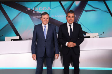 Ángel Simón (izquierda), presidente no ejecutivo de Indra, y Josep María Recasens, consejero delegado. Firma: Indra