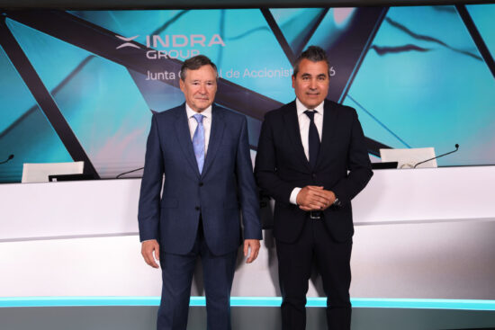 Ángel Simón (izquierda), presidente no ejecutivo de Indra, y Josep María Recasens, consejero delegado. Firma: Indra