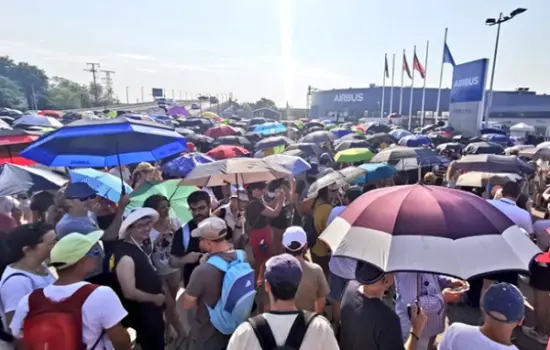 Protestas de empleados de la compañía aeronáutica, espacial y de defensa Airbus en la entrada de su complejo principal, en Getafe (Madrid). Firma: Industry Talks