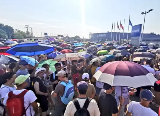 Protestas de empleados de la compañía aeronáutica, espacial y de defensa Airbus en la entrada de su complejo principal, en Getafe (Madrid). Firma: Industry Talks
